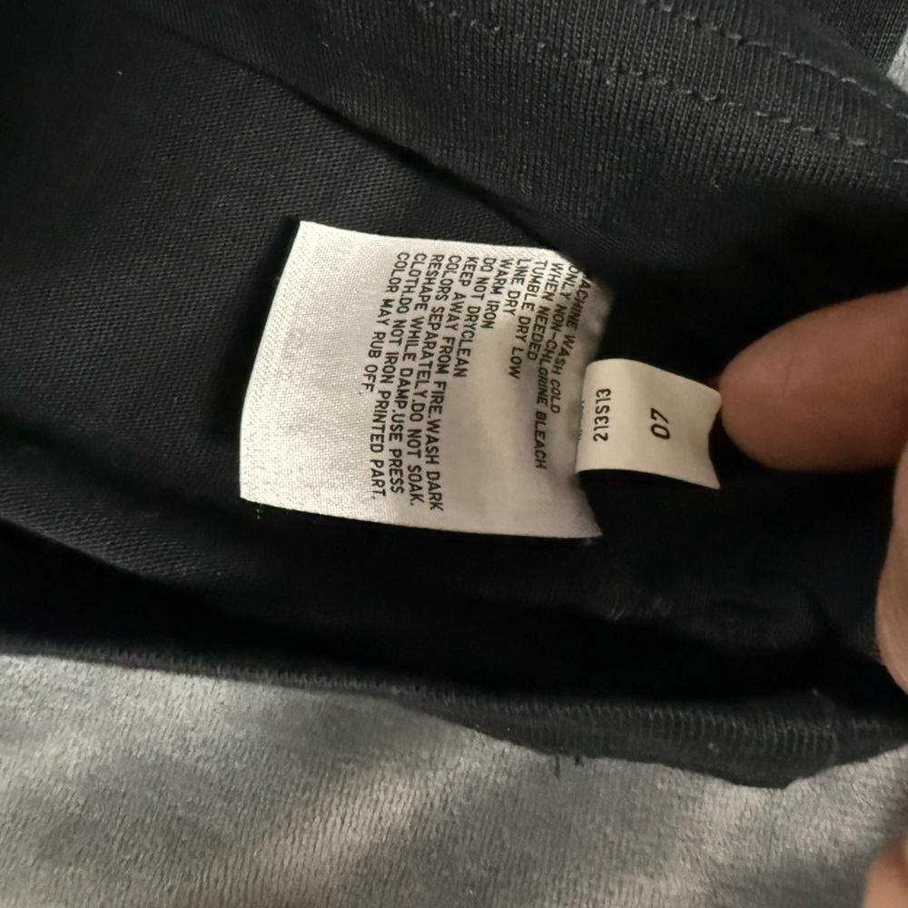 Uniqlo Black Graphic T-Shirt - Picture 5 of 5